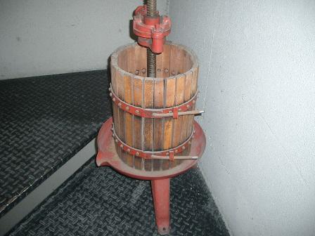 ワインショップのブドウを搾る機械