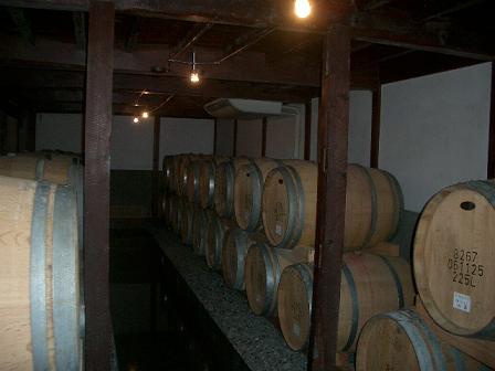勝沼醸造のワイン熟成中の樽