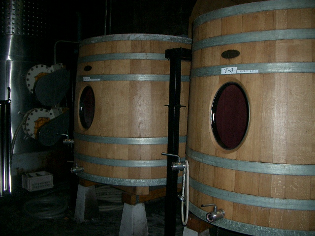 木製の樽で熟成されるワイン